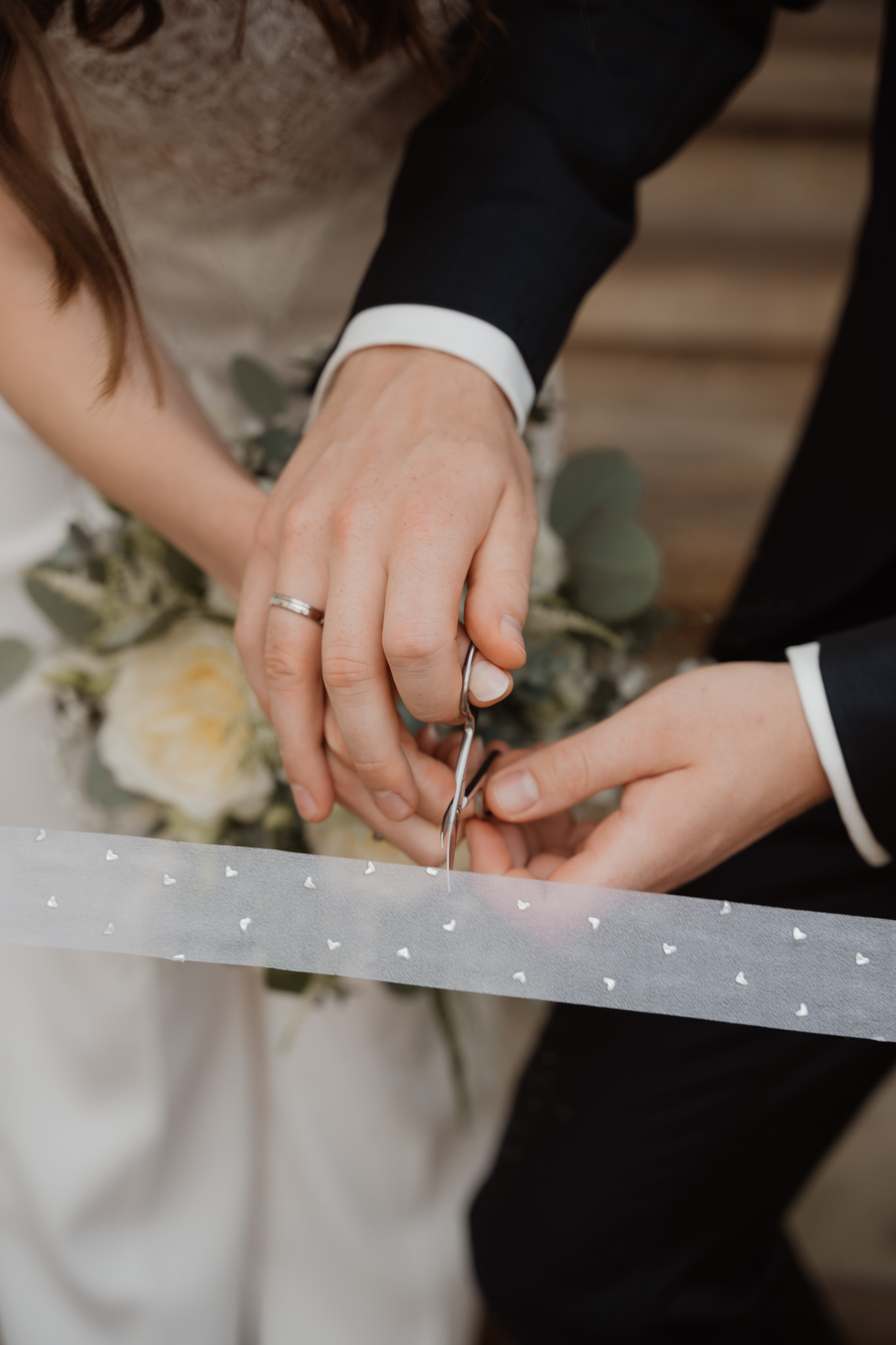 Bewegte Szene beim Hochzeitsspaziergang