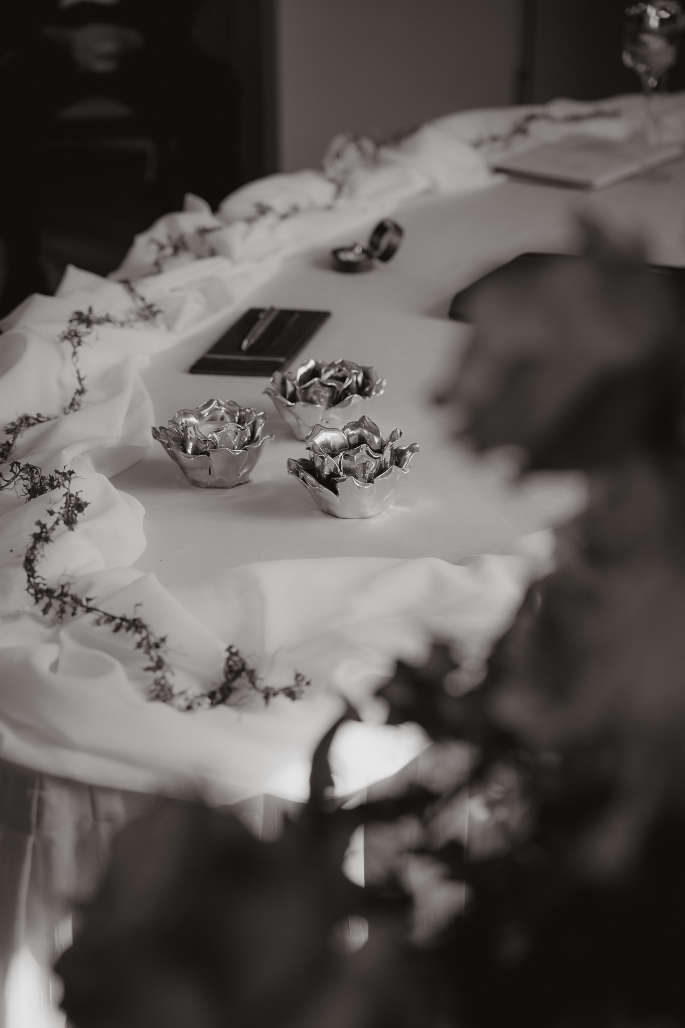 Eleganter Hochzeitstisch in Schwarz-Weiß