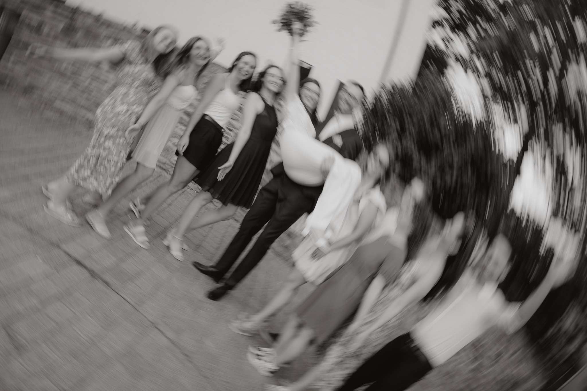 Brautjungfern laufen in Reihe – Schwarz-Weiß