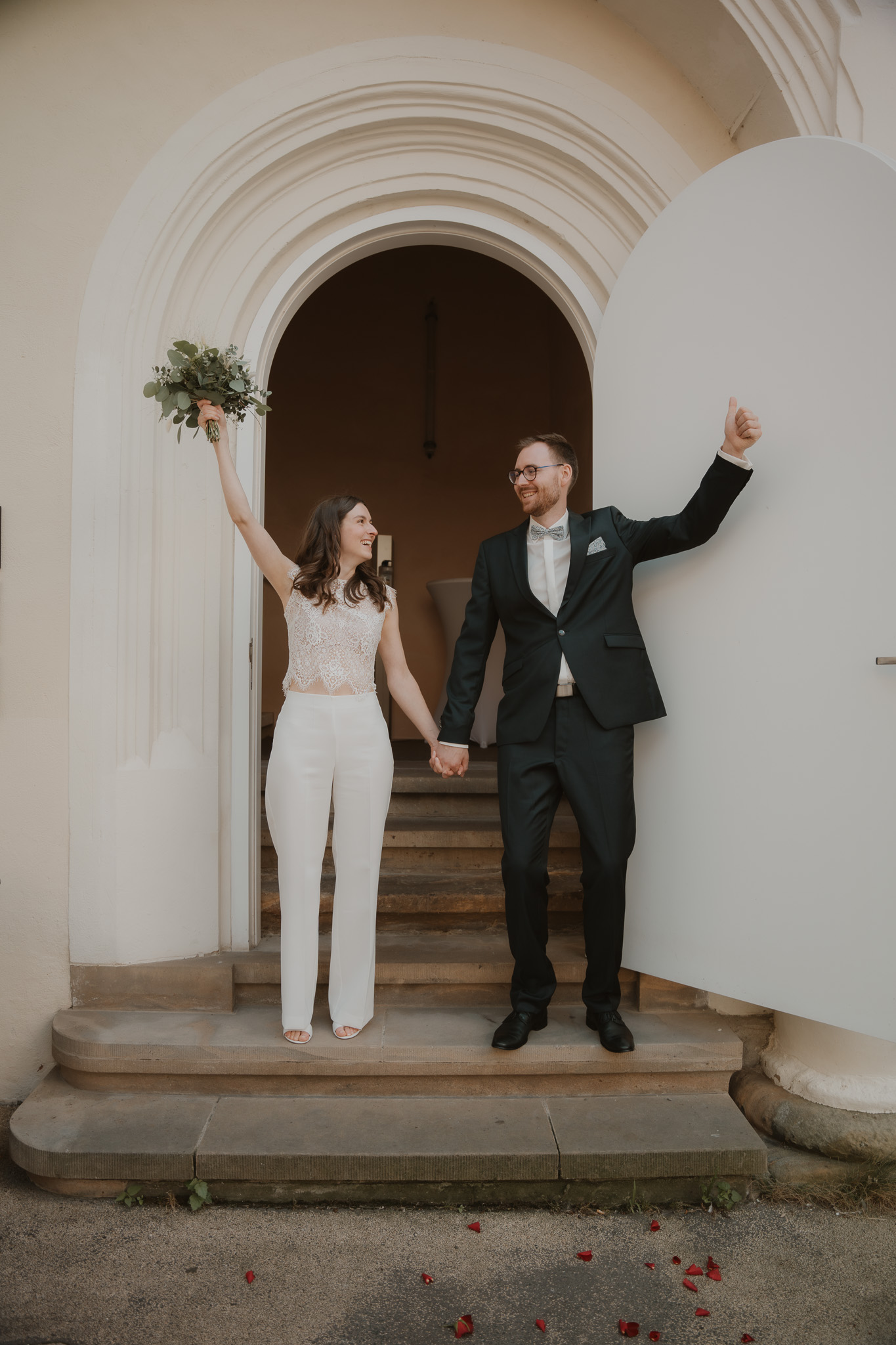 Auszug des Brautpaars mit applaudierenden Gästen