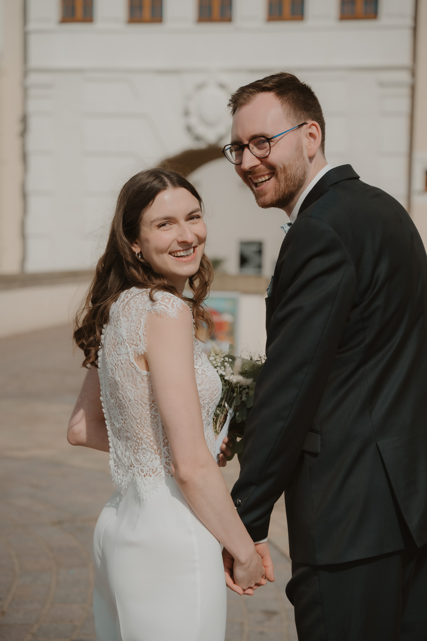 Brautpaar beim Einzug in die Hochzeitslocation