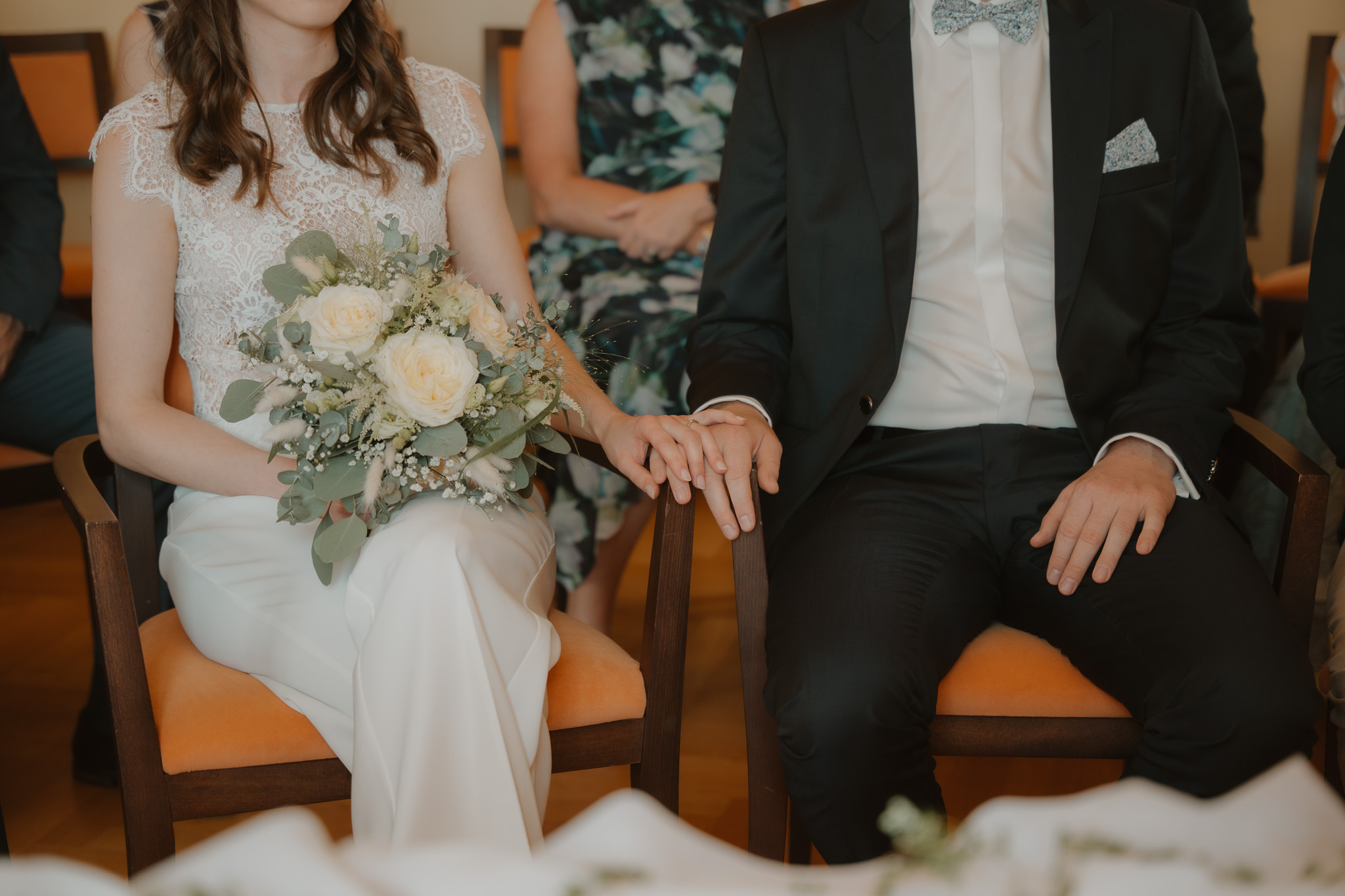 Brautpaar Hand in Hand am Hochzeitstag
