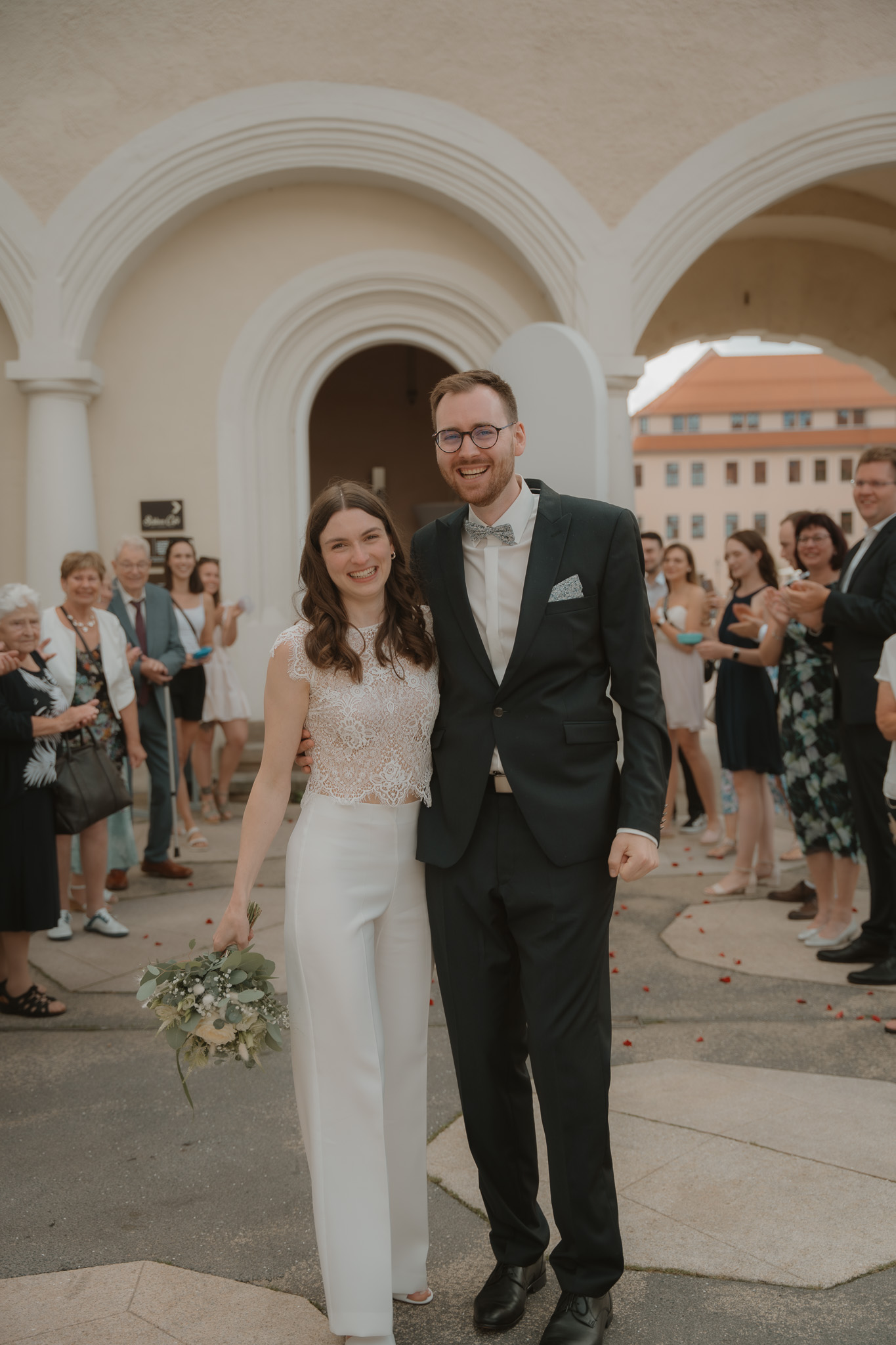 Brautpaar hält Händchen und lacht