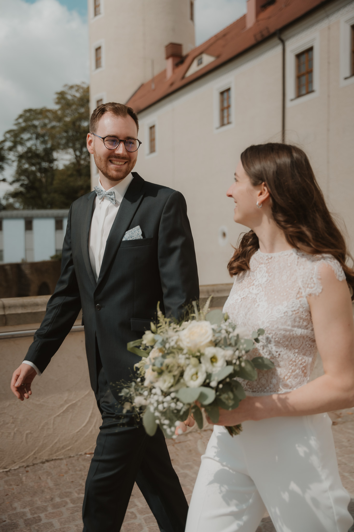 Brautpaar im Gespräch mit strahlenden Gesichtern