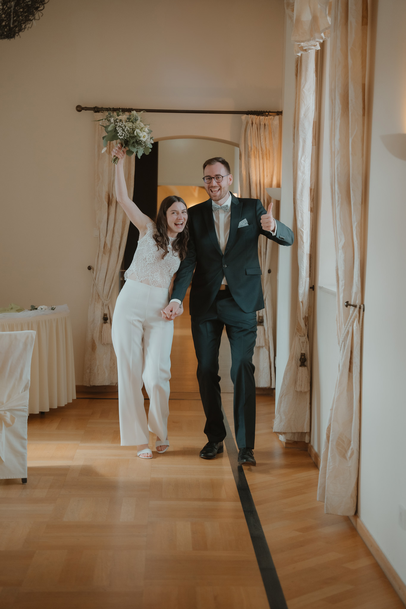 Lachendes Brautpaar beim Portraitshooting