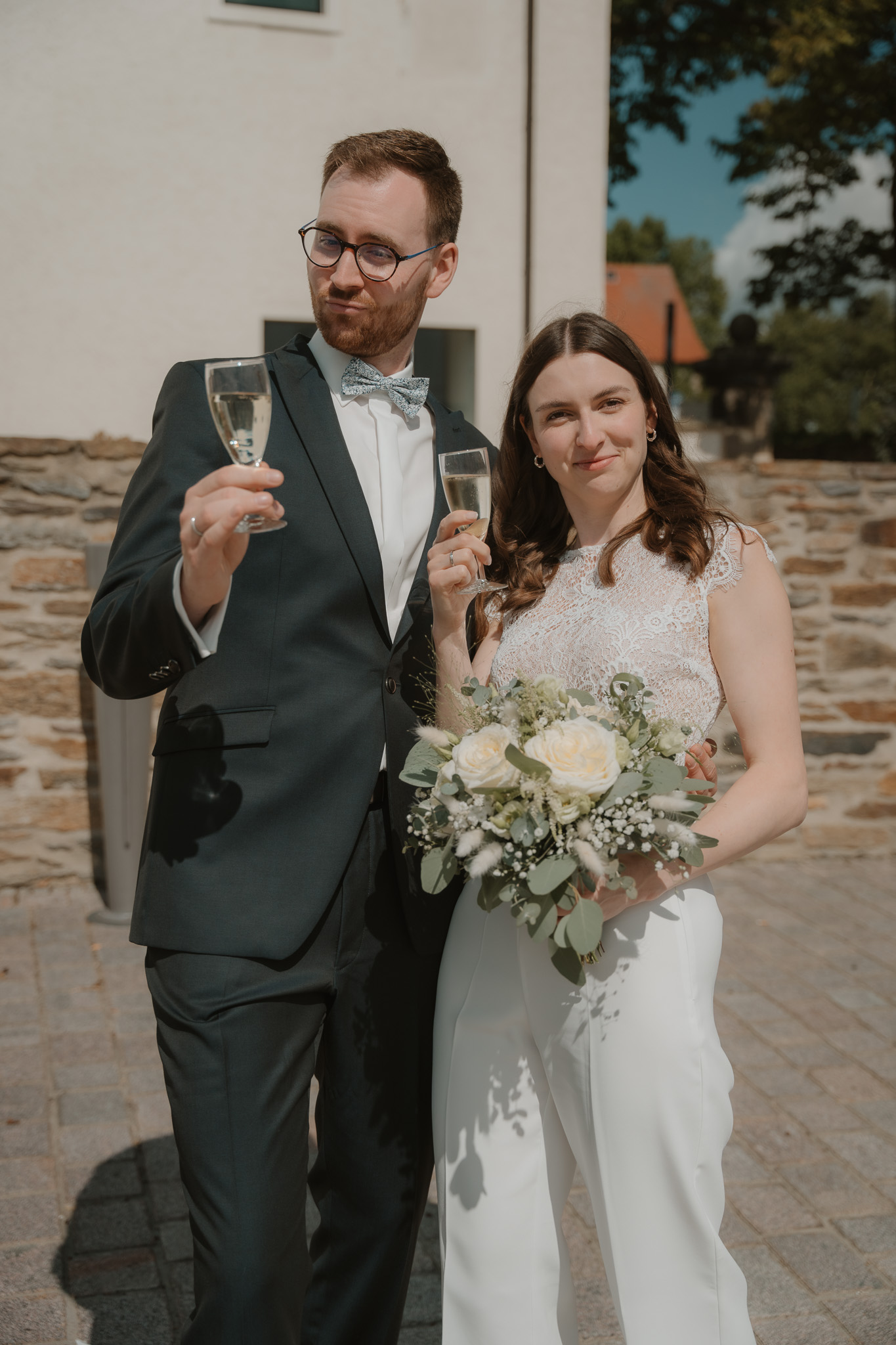 Brautpaar macht Selfie kurz nach der Trauung