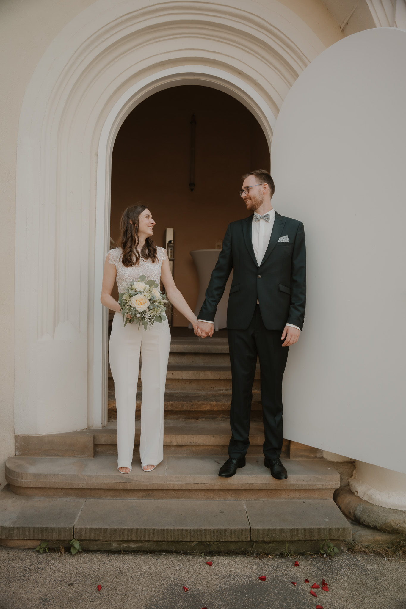 Hände des Brautpaars im Standesamt