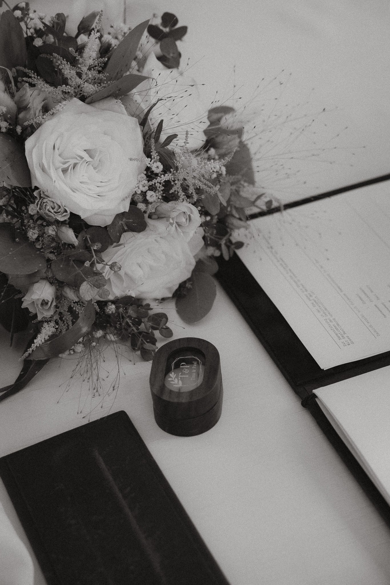 Nahaufnahme von Hochzeitsblumen und Dekoration