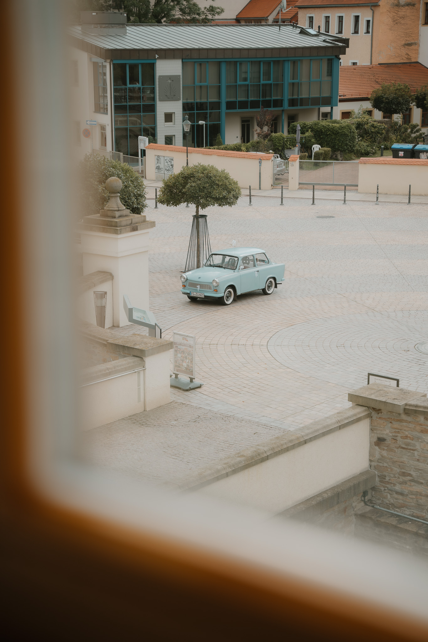 Oldtimer steht bereit im Innenhof