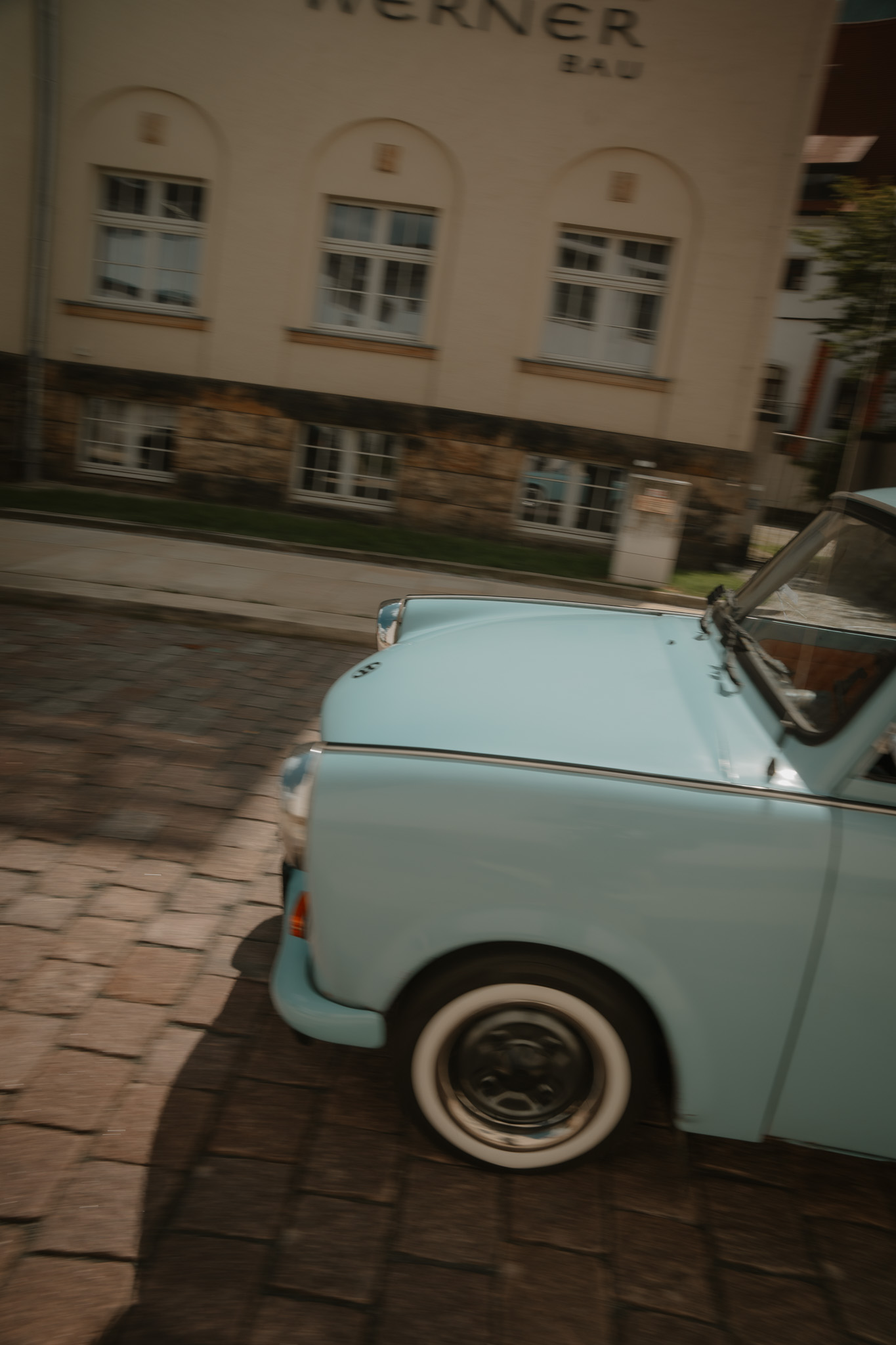 Oldtimer steht vor dem Trauungsgebäude