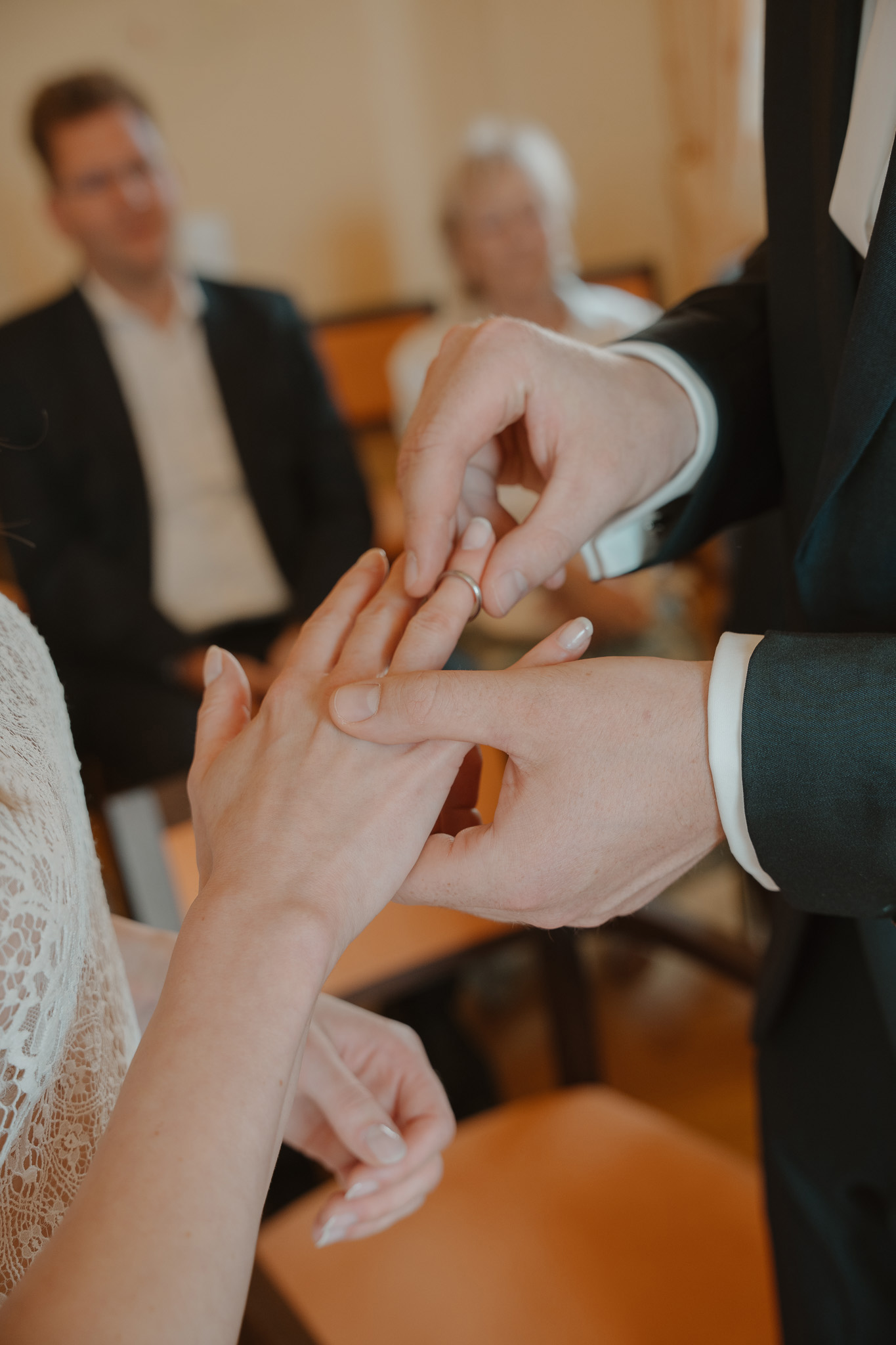 Anstecken des Rings im Standesamt