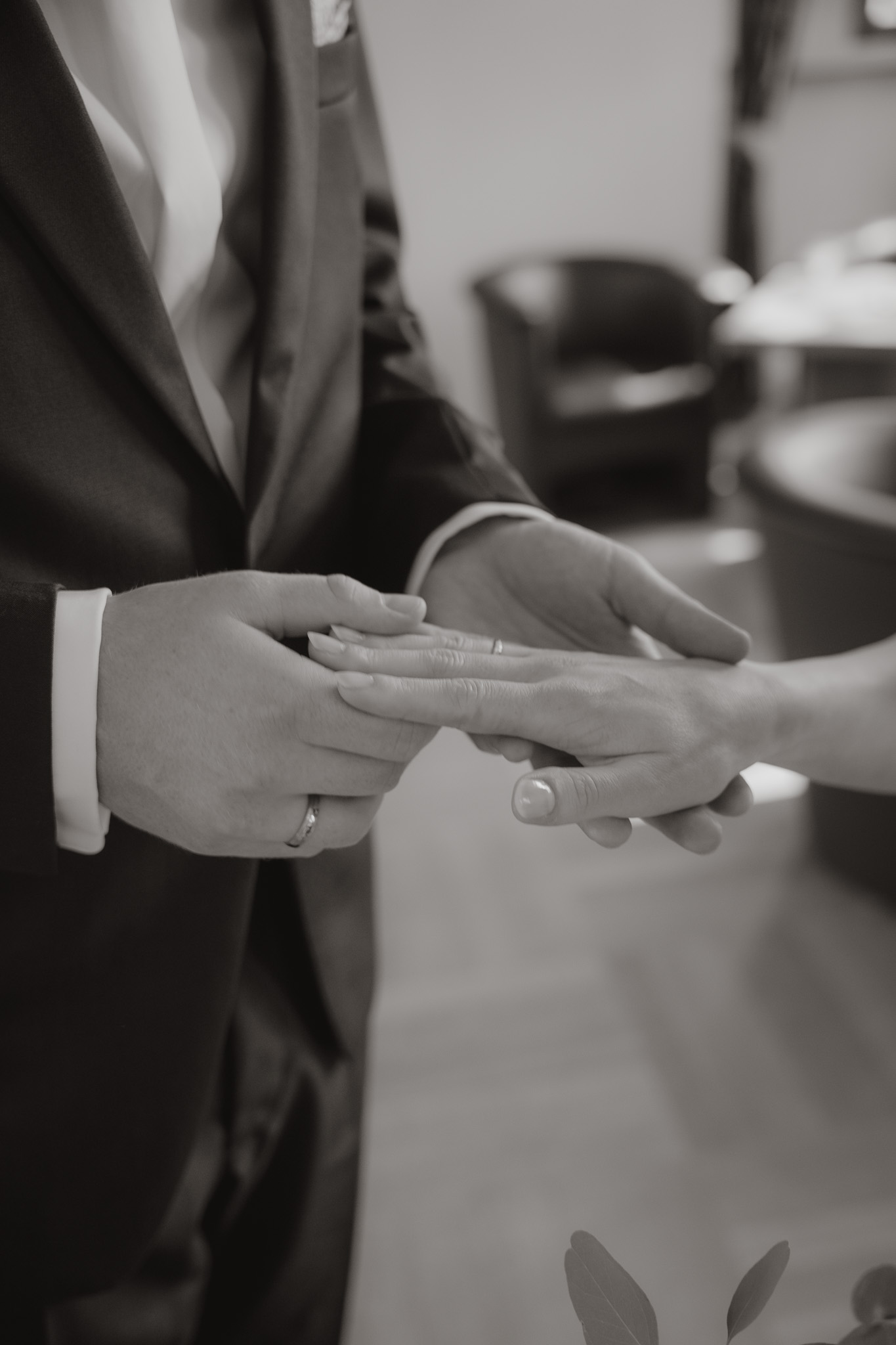 Nahaufnahme beim Anstecken des Rings