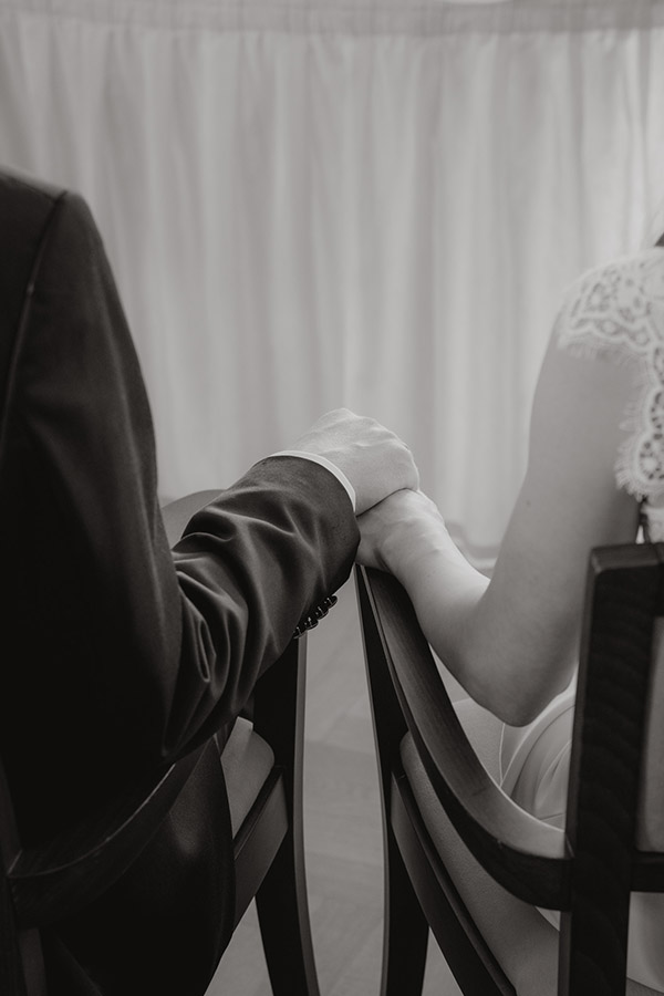 Lachendes Paar in schwarz-weiß