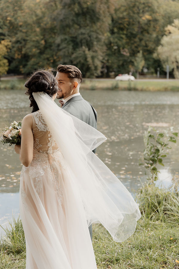 Brautpaar umarmt sich im Sonnenuntergang