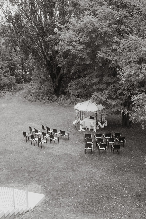 Brautpaar in einer innigen schwarz-weiß Aufnahme