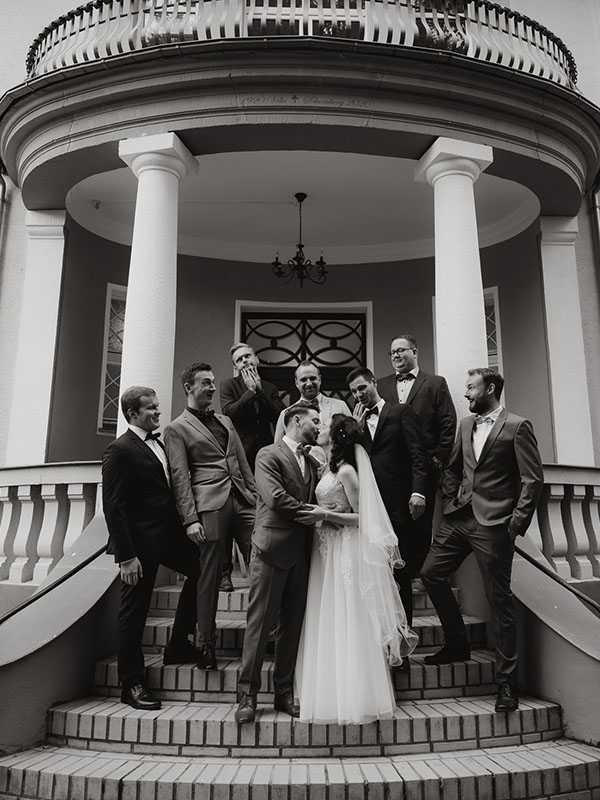 Glückliches Paar schaut sich Hochzeitsalbum an