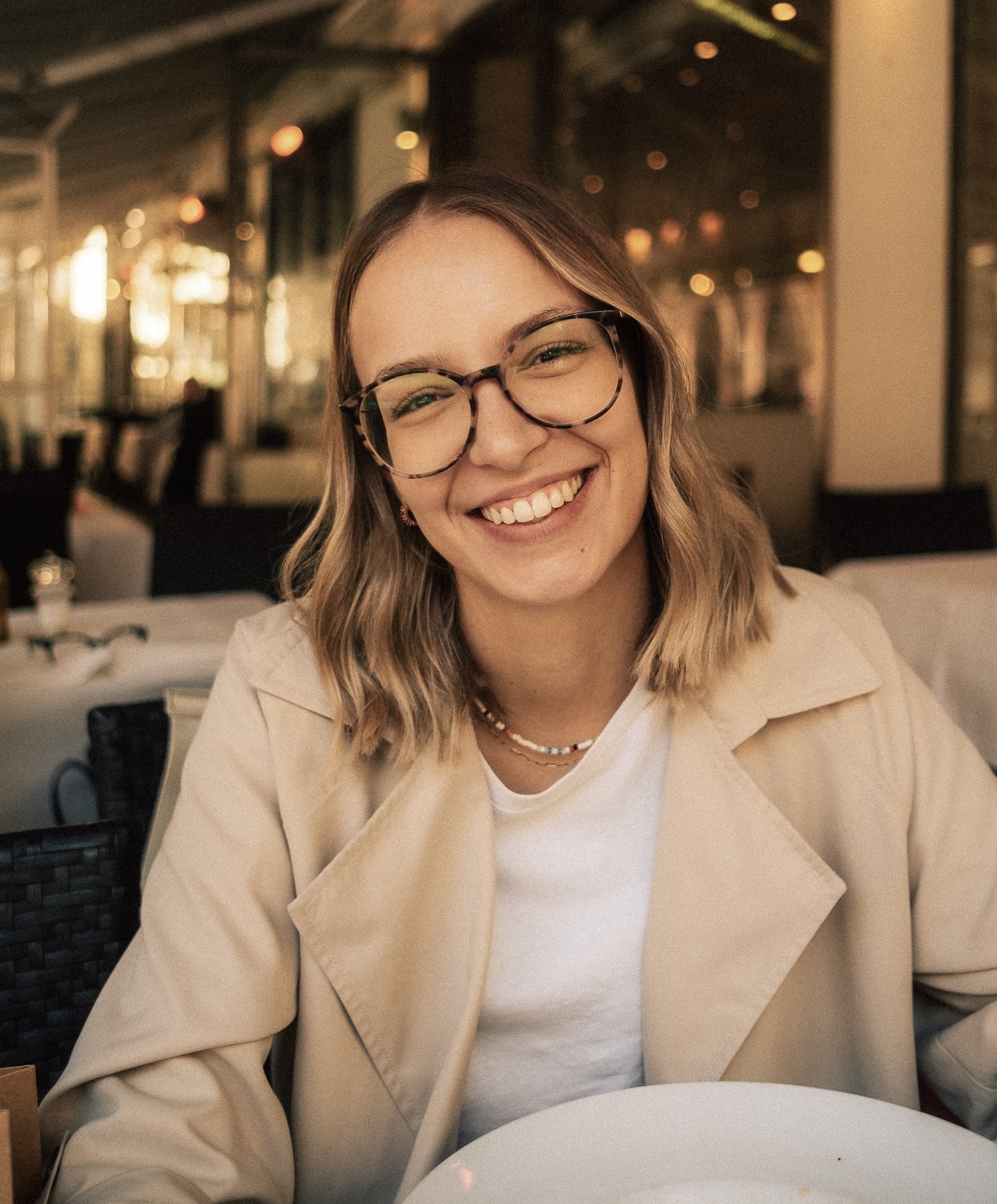 Paar füllt Kontaktformular aus