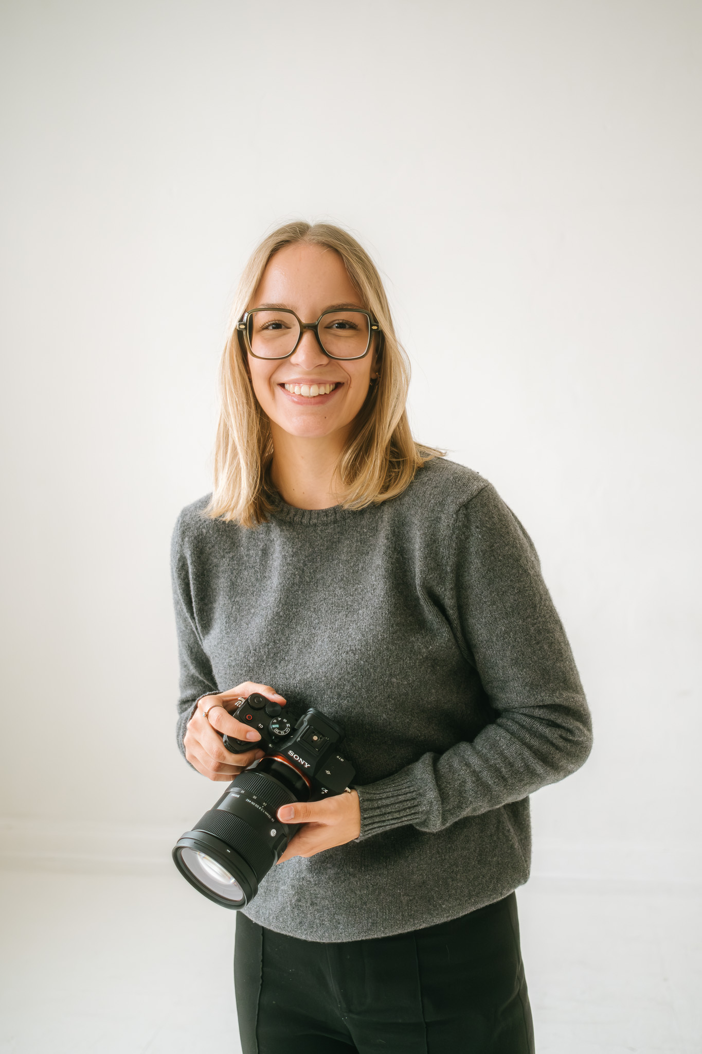 Fotografin bearbeitet Bilder am Computer