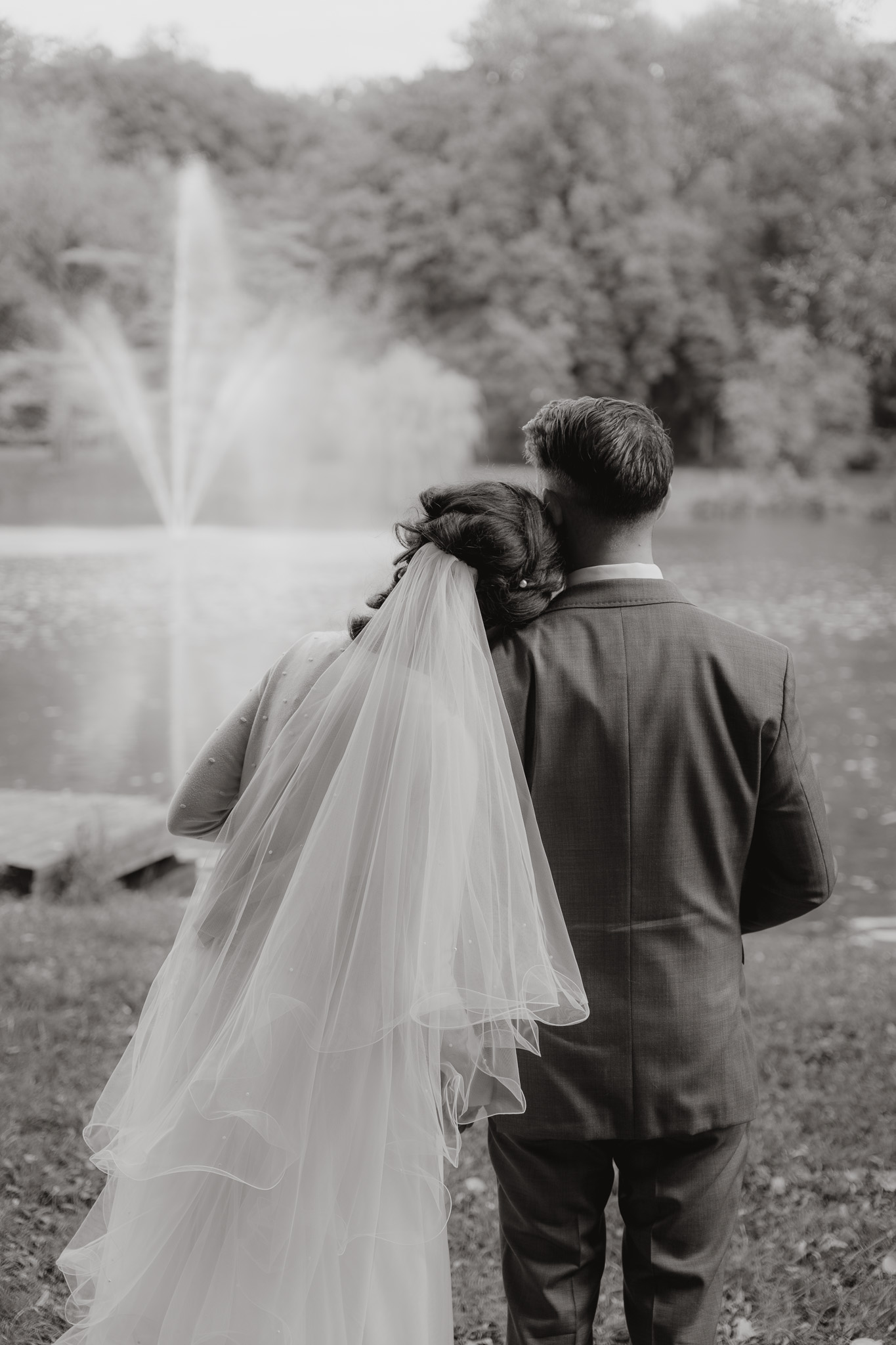 Bräutigam Kuss am Brunnen