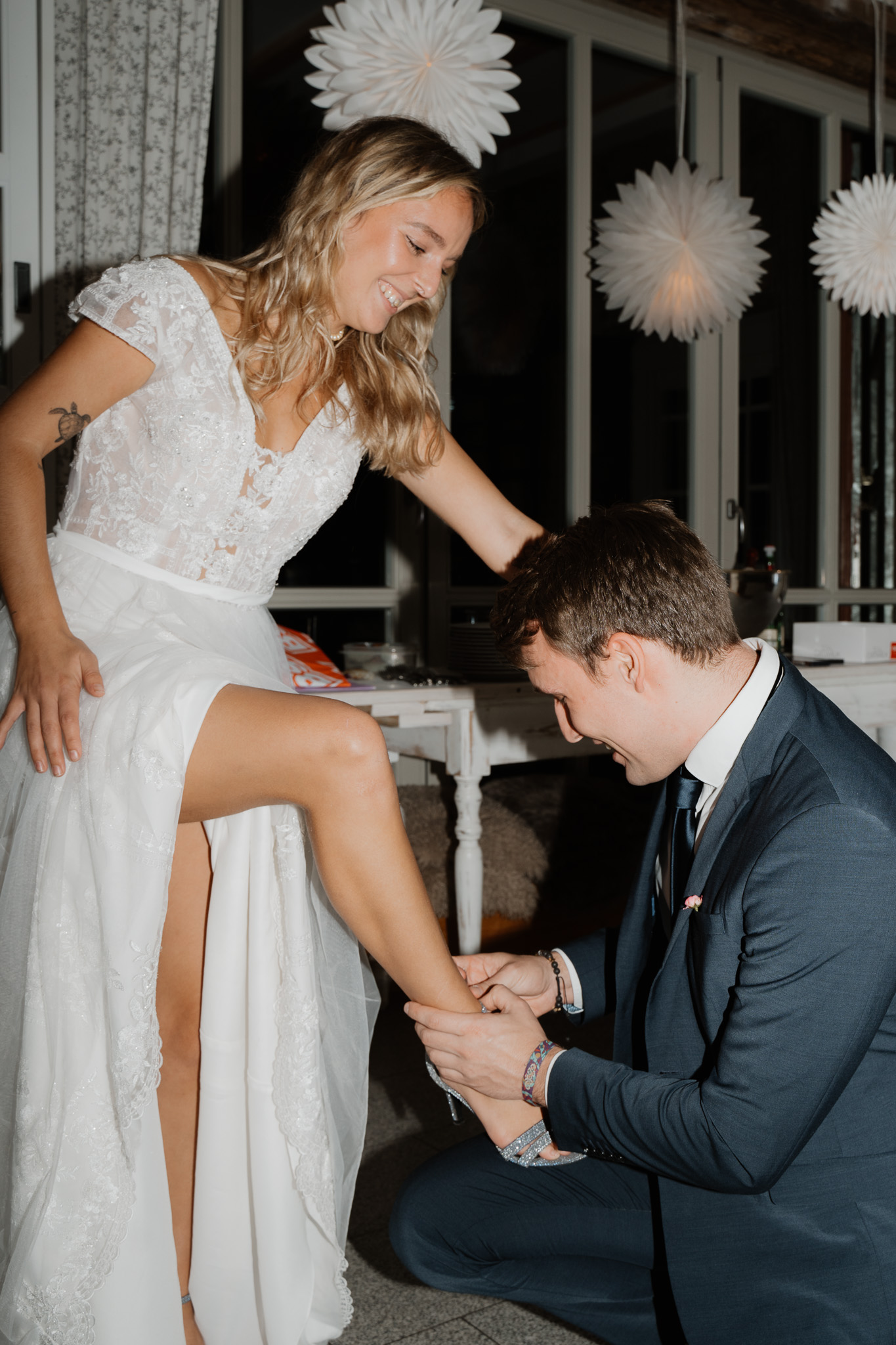 Bräutigam zieht Strumpfband