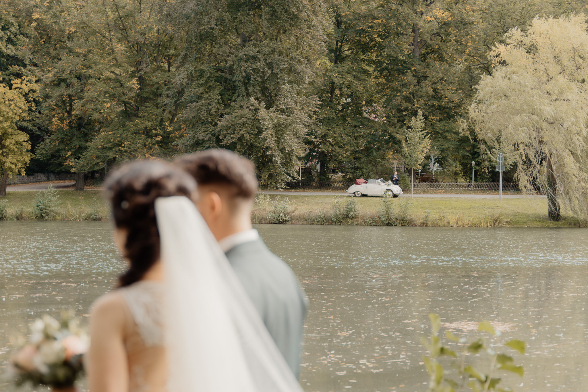 Braut am See Rückenansicht