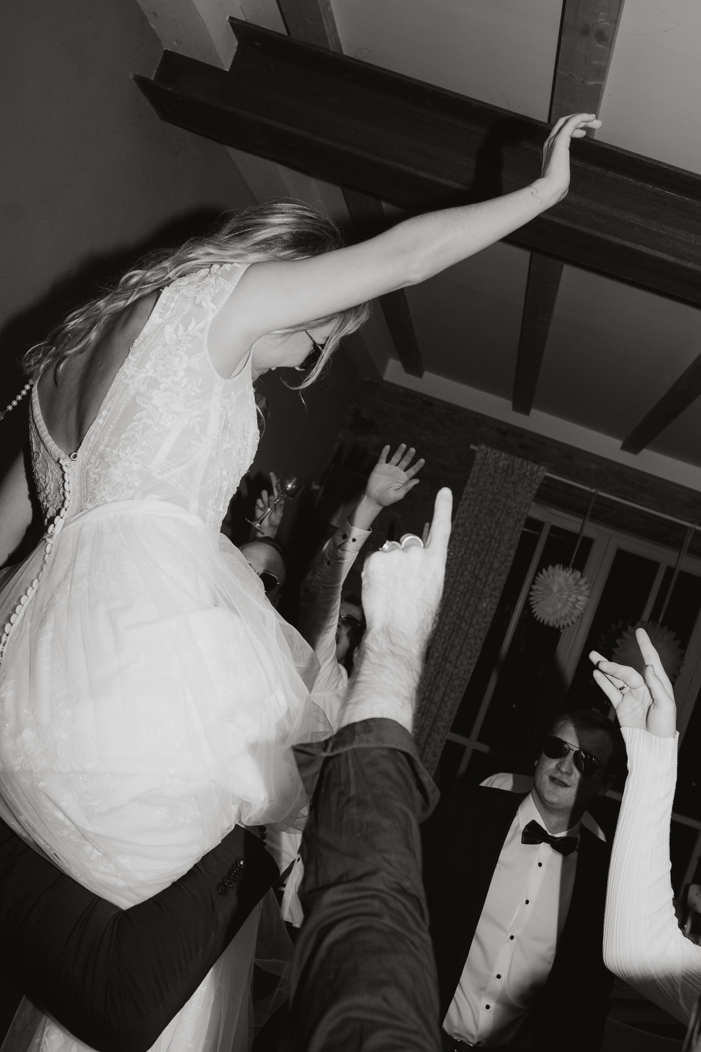 Braut hebt Kleid Tanzmoment