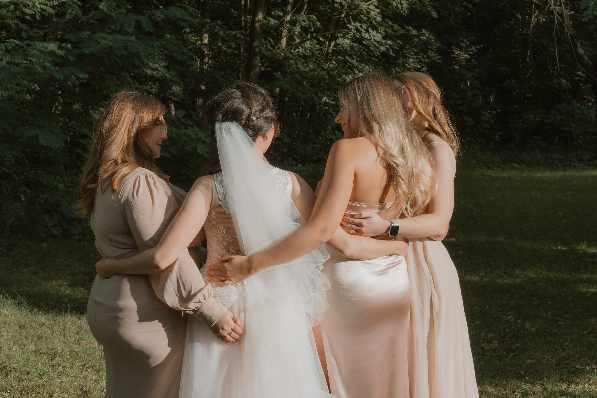 Braut mit Brautjungfern Umarmung