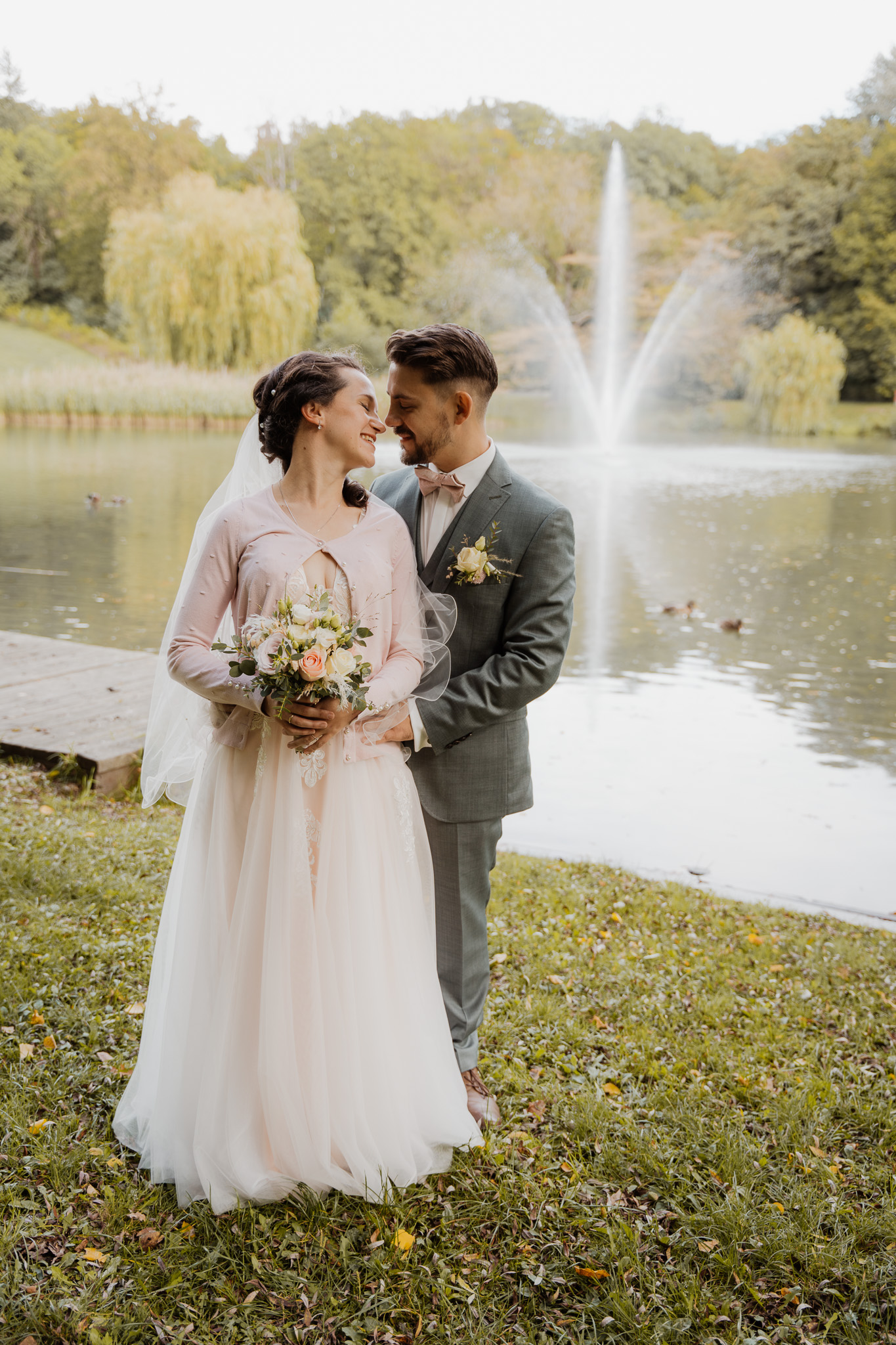 Brautpaar am See mit Fontaene