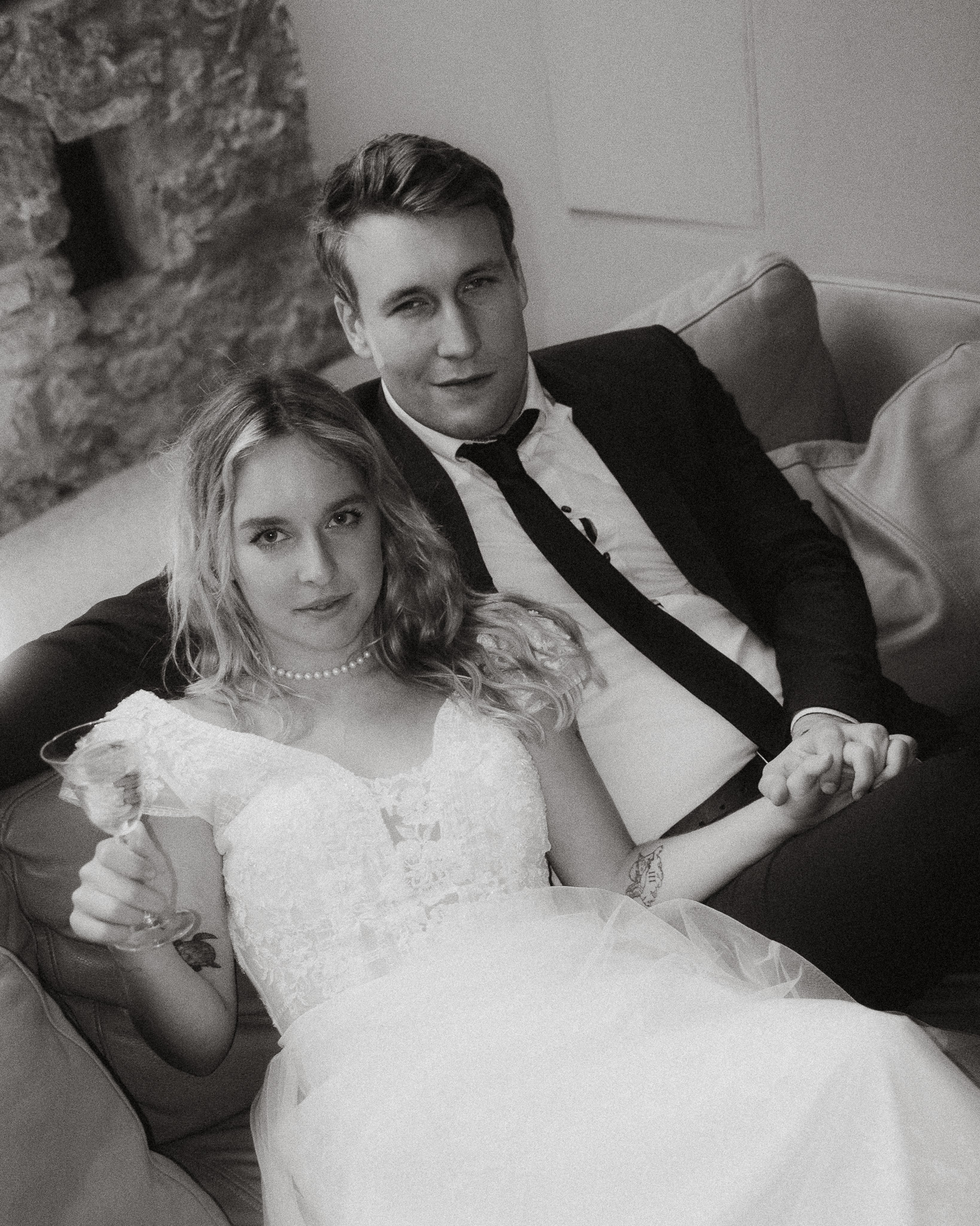 Brautpaar auf Couch entspannt