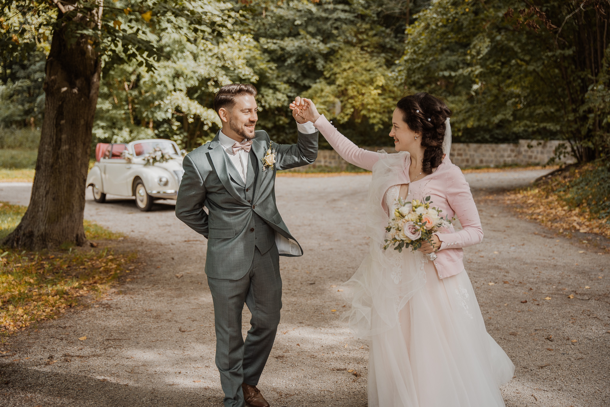 Brautpaar Hand in Hand Allee