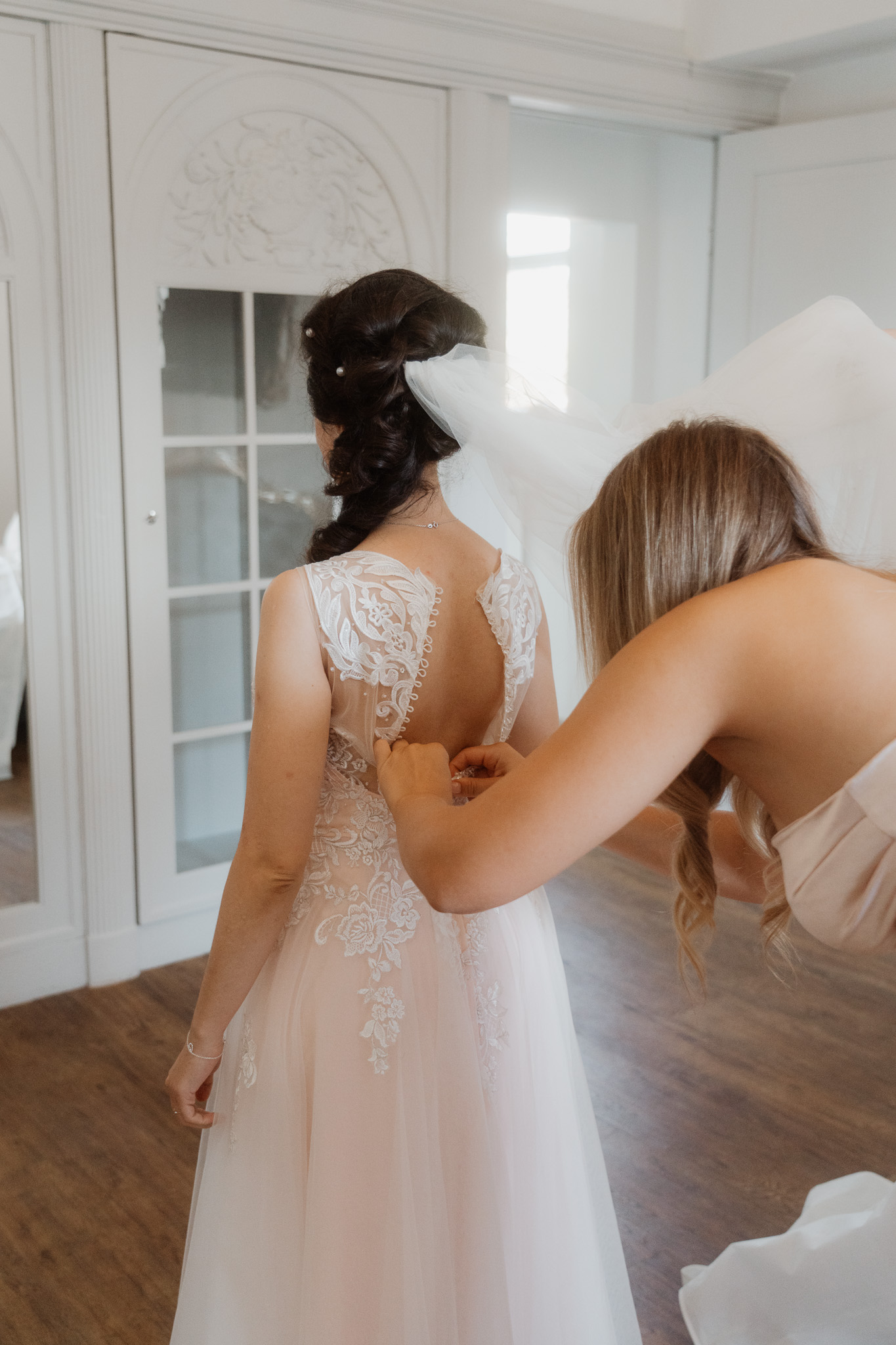 Gartenhochzeit Spremberg Braut Anprobe