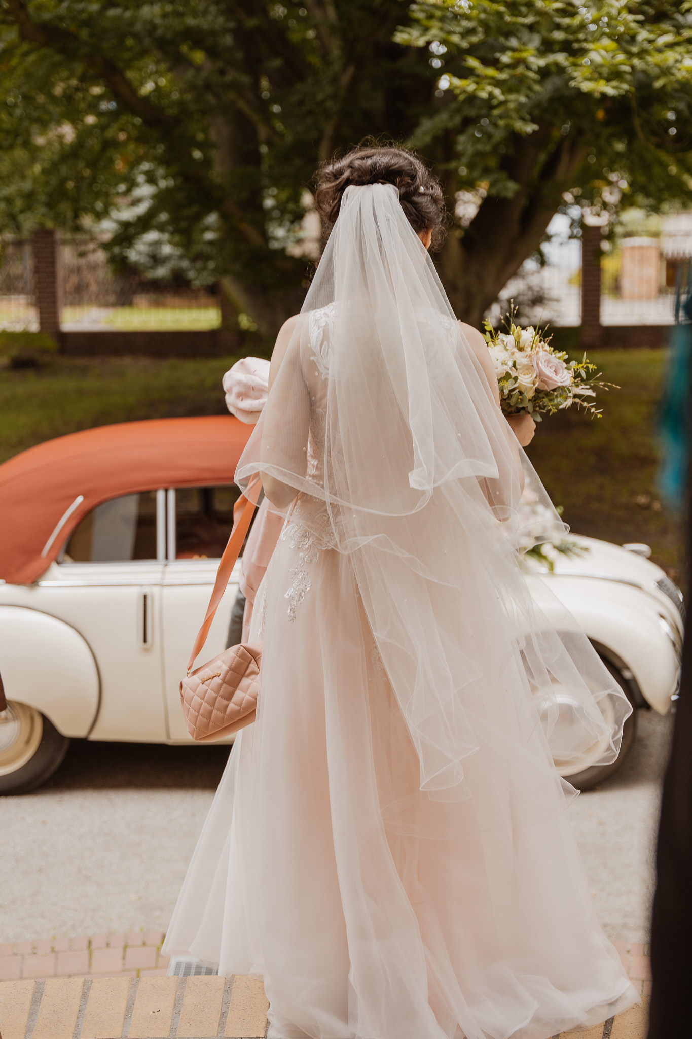 Gartenhochzeit Spremberg Braut mit Hochzeitsauto