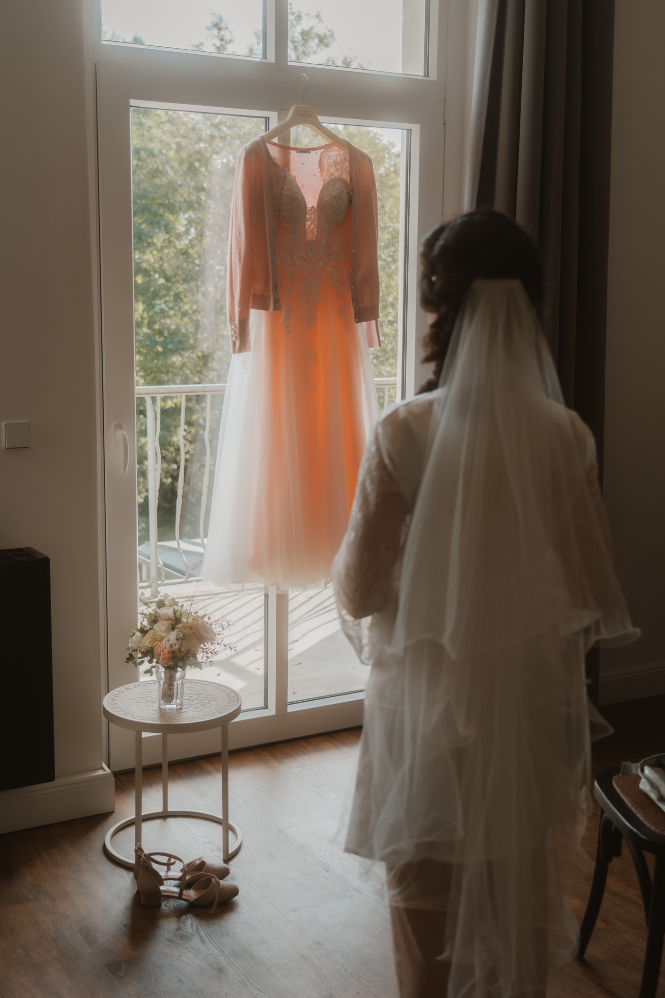 Gartenhochzeit Spremberg Brautkleid vor Fenster
