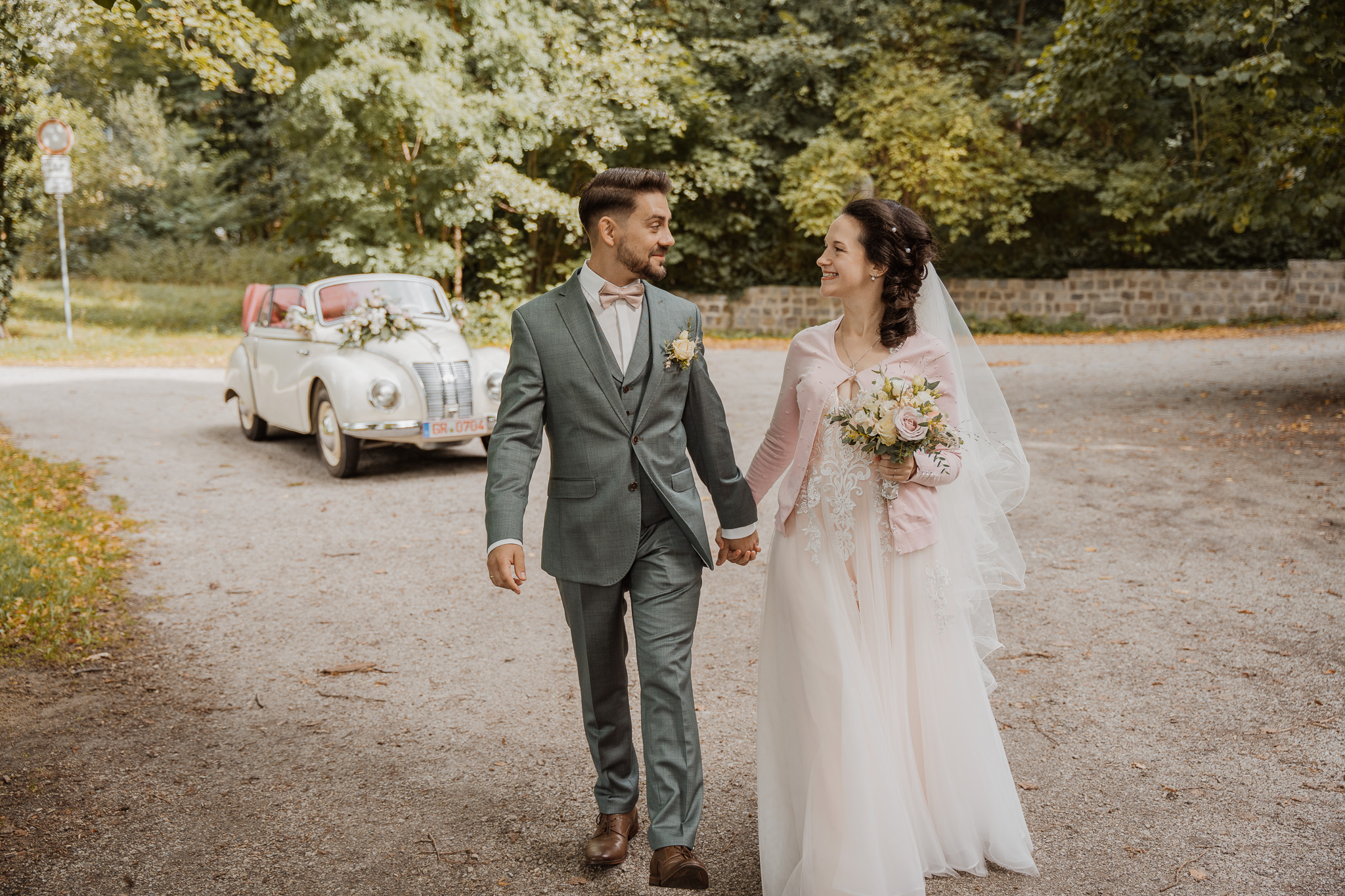 Gartenhochzeit Spremberg Brautpaar Allee