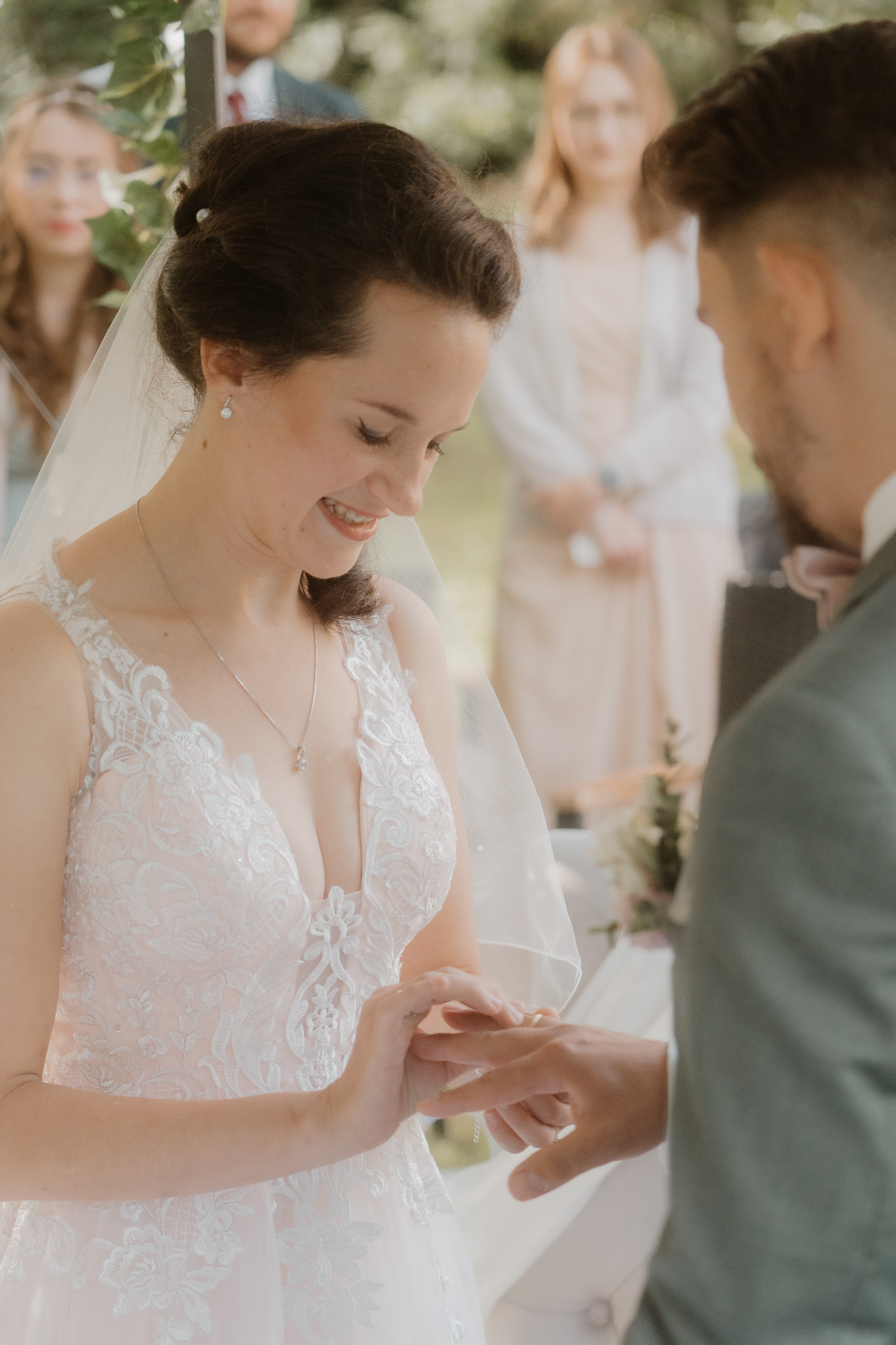 Gartenhochzeit Spremberg Brautpaar Haende