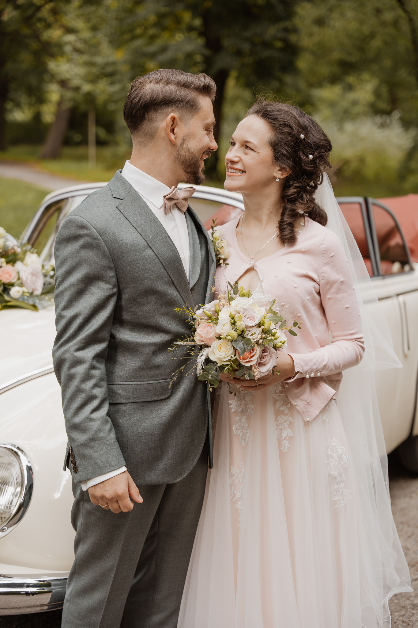 Gartenhochzeit Spremberg Brautpaar Walking