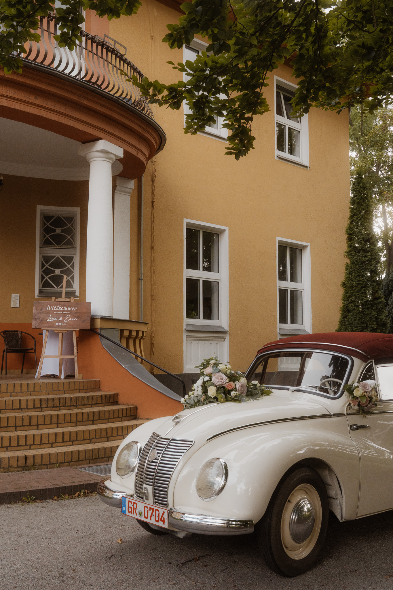 Gartenhochzeit Spremberg Hochzeitsauto vor Haus