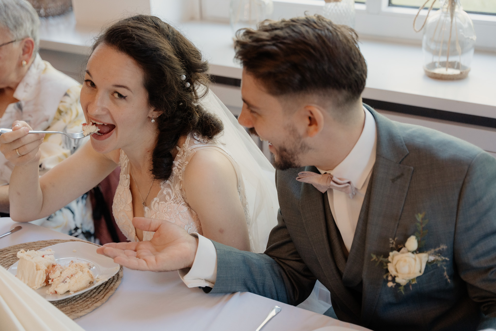 Hochzeitsessen Lachen am Tisch