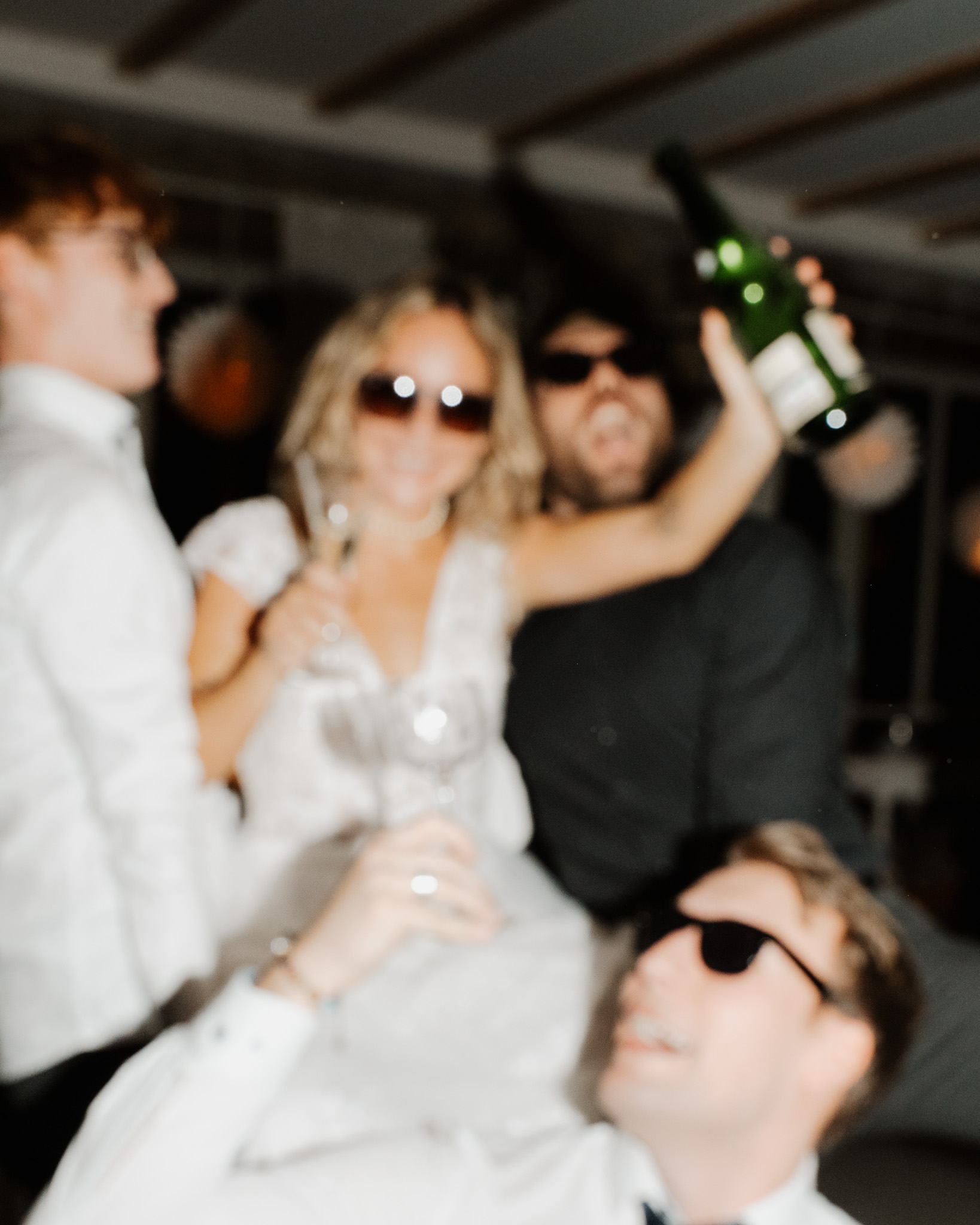 Partycrew mit Brautpaar