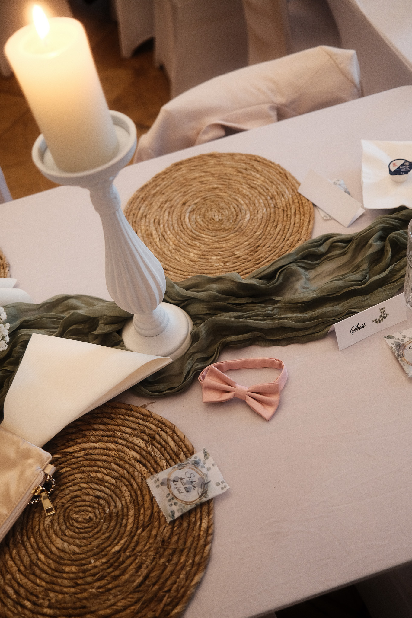 Tischdeko Kerzen und Plätze